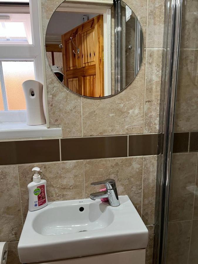 Large Double Bedroom With Free On Site Parking Кингстън на Темза Екстериор снимка