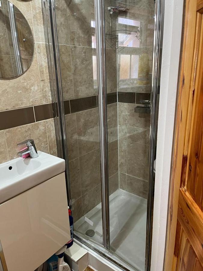 Large Double Bedroom With Free On Site Parking Кингстън на Темза Екстериор снимка