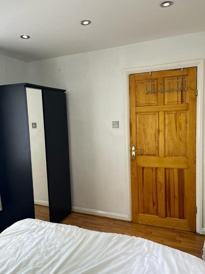 Large Double Bedroom With Free On Site Parking Кингстън на Темза Екстериор снимка