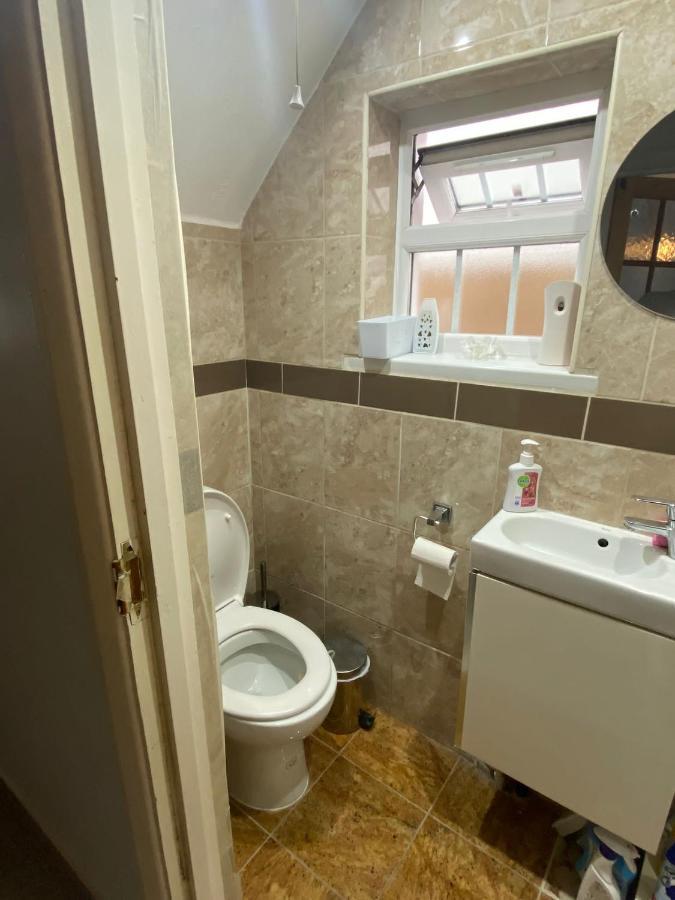 Large Double Bedroom With Free On Site Parking Кингстън на Темза Екстериор снимка