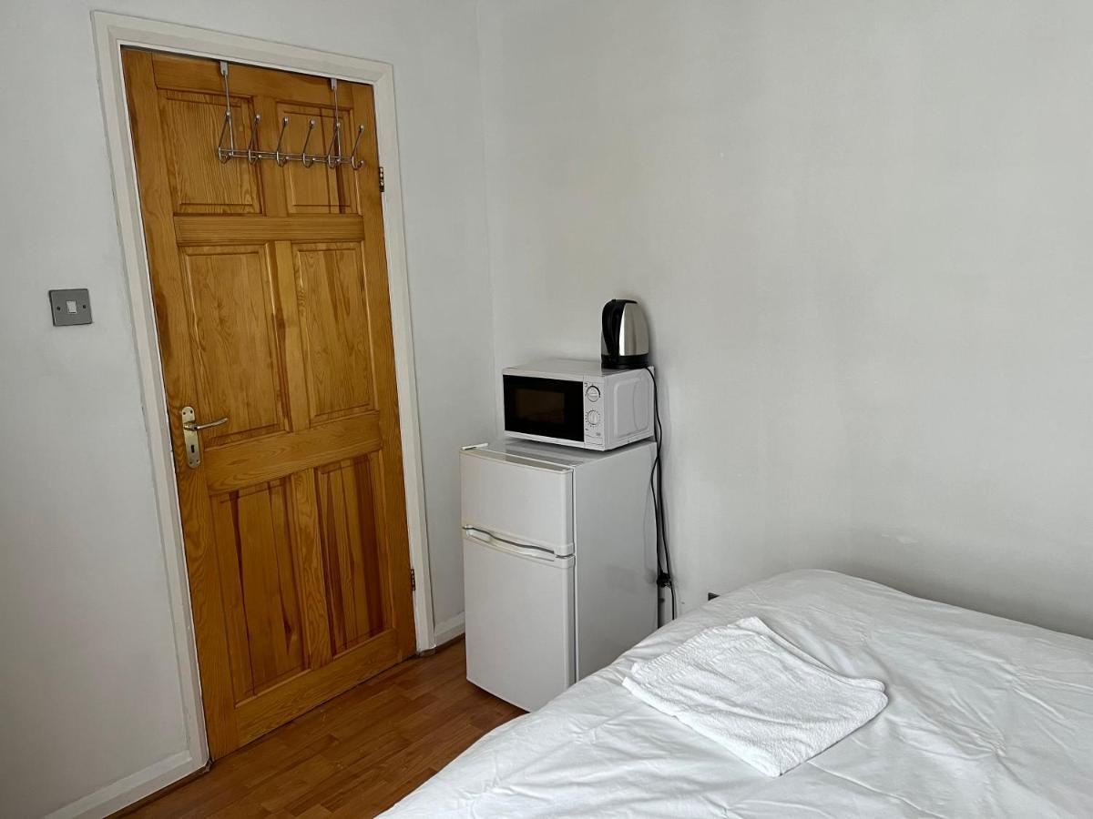 Large Double Bedroom With Free On Site Parking Кингстън на Темза Екстериор снимка