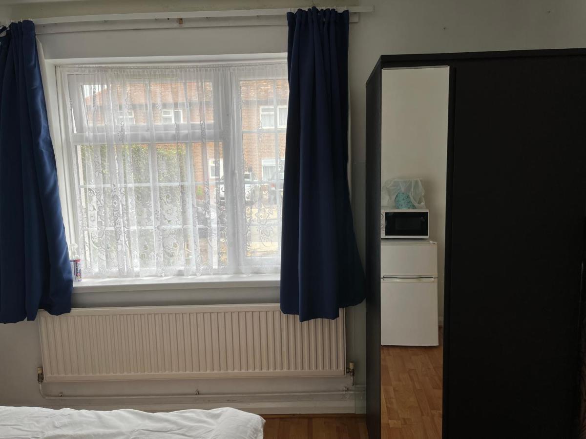 Large Double Bedroom With Free On Site Parking Кингстън на Темза Екстериор снимка