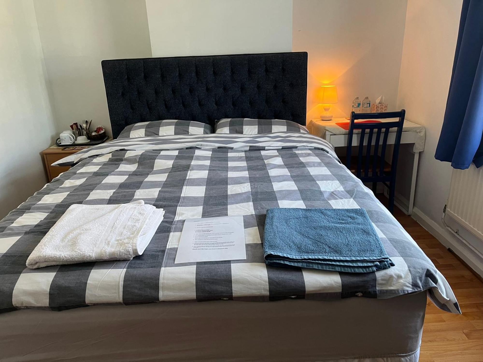 Large Double Bedroom With Free On Site Parking Кингстън на Темза Екстериор снимка